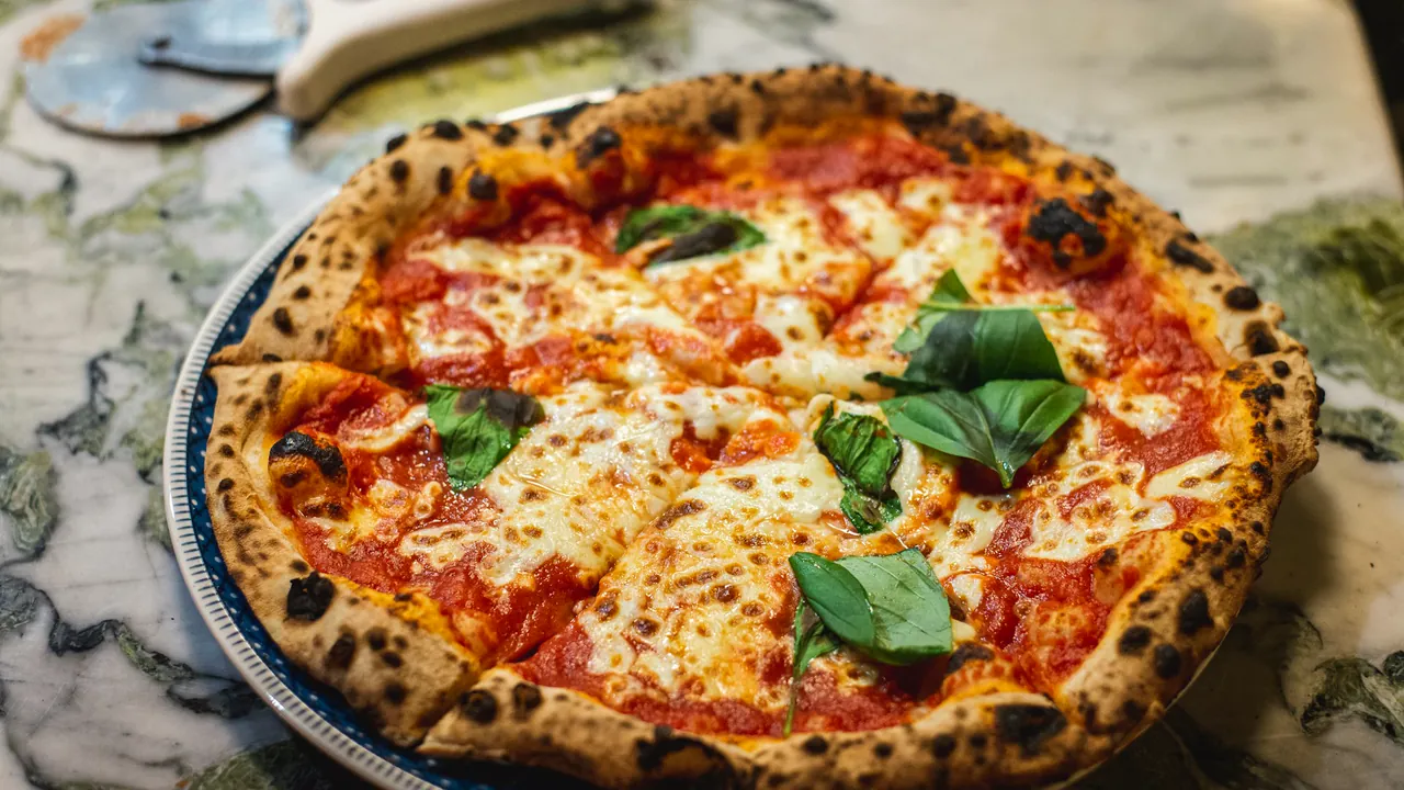 Nystekt pizza med tomat, mozzarella og basilikum