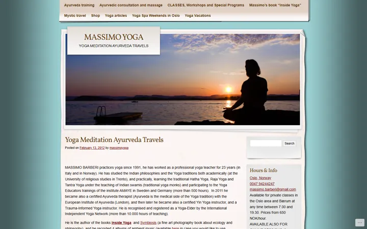 Dagens massimoyoga.com: et WordPress-tema med lang meny og et bilde av Massimo som mediterer ved Oslofjorden
