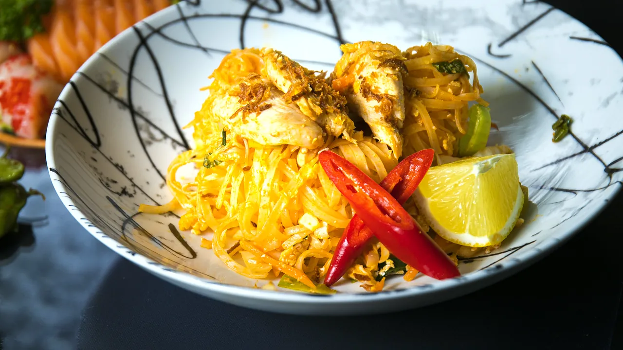 Pad thai med kylling, chili og sitron fra Yummy Sushi & Wok